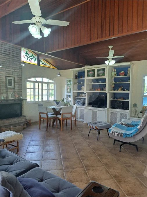 Casa Ampla com 5 Dormitórios, Piscina e Lazer Completo em Terreno de 1.260 m²