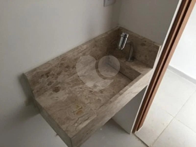 Sobrado novo nunca habitado.