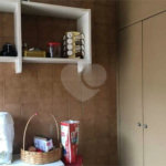 Casa térrea com 3 dormitórios, sendo 2 suítes.