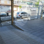 Casa com 4 dormitórios e 4 vagas.