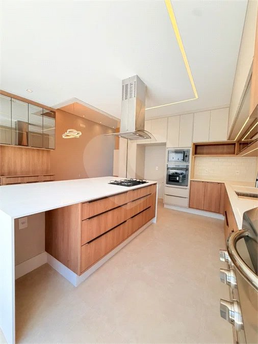 Casa térrea com 3 suítes no Condomínio Residencial Viena em Indaiatuba-SP - Acabamento de alto padrão - R$ 1.690.000,00 - AT 250 m² - AC 158 m² - 3 suítes,, sendo 1 suíte master com closet - Sala para dois ambientes (estar e jantar) - Cozinha planejada com ilha cooktop, forno elétrico e micro-ondas,