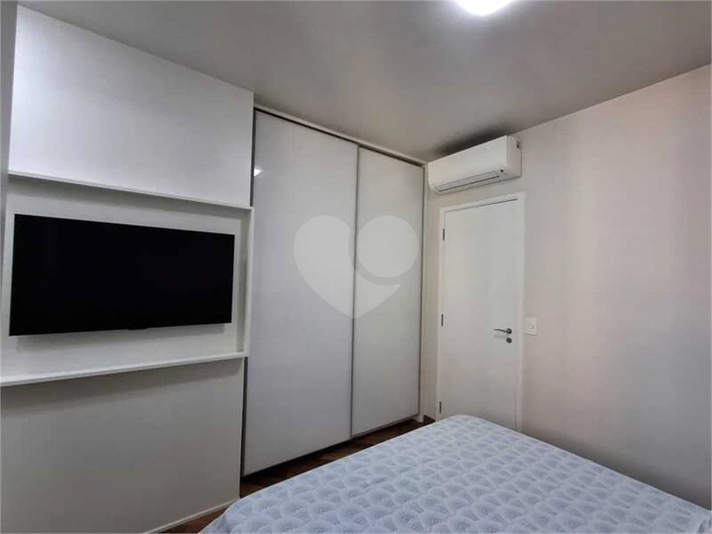 Apartamento totalmente decorado em Moema com 70 m2 , 2 quartos, 2 suítes e 2 vagas, ambientes com ar condicionado.