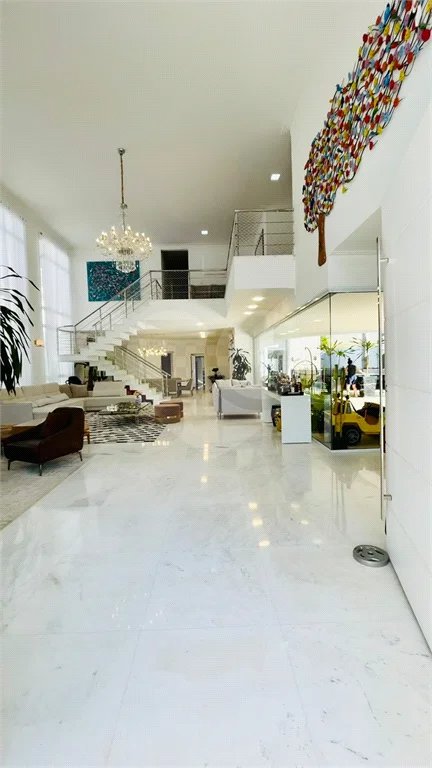 Casa à venda em Tamboré, toda reformada e decorada por arquitetos renomados
