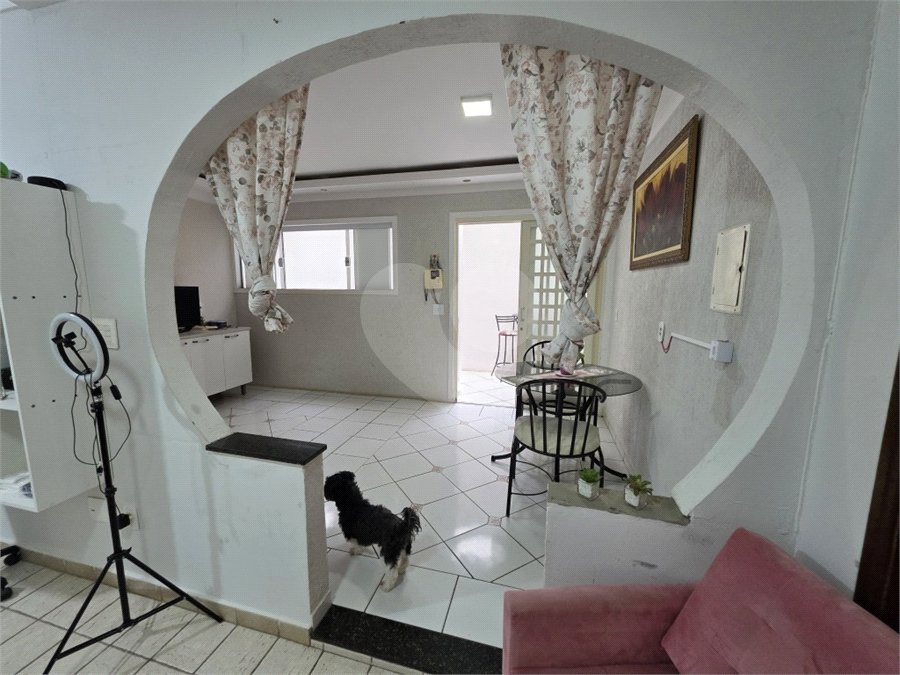 Casa térrea à venda no Douradinho com 2 quartos e edícula com mais dois quartos e 2 banheiros.