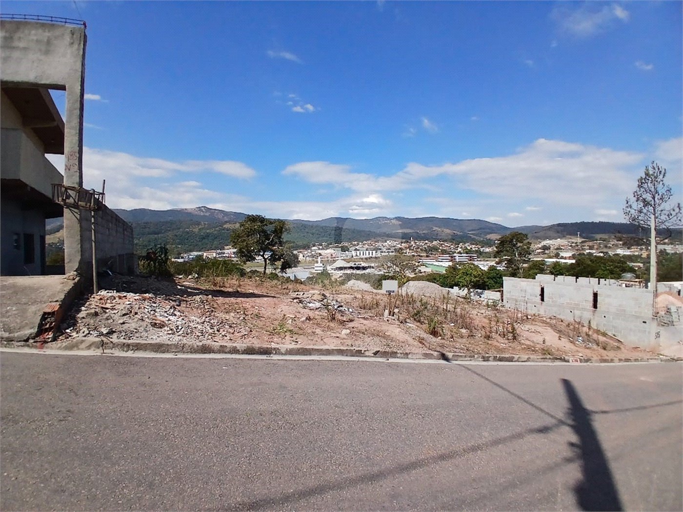 Terreno com 1000 m² à venda no Jardim Estância Brasil, com vista para a Pedra Grande