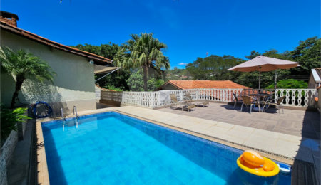 Casa à venda com 3 quartos, sendo 2 suítes,  no condomínio Jardim Shangrilá, Atibaia - SP