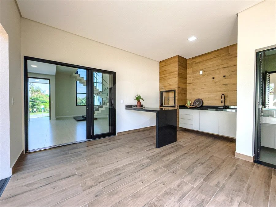 Indaiatuba - Condomínio Milano - Sobrado - 350 m² de terreno - 240 m² de área construída - 4 vagas de garagem, sendo 2 cobertas - Salas de estar e jantar integradas - 3 suítes com closet e varanda no pavimento superior - Escritório no térreo - Espaço gourmet com churrasqueira - Banheiro externo