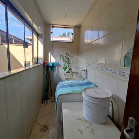 Sobrado espaçoso com 3 quartos,no Parque Fehr á Venda!