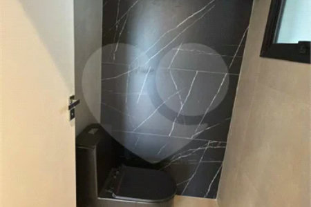 Sobrado de alto padrão no Swiss Park, totalmente reformado, com 4 suítes, piscina, elevador, espaço gourmet, 4 vagas e condomínio com lazer completo.