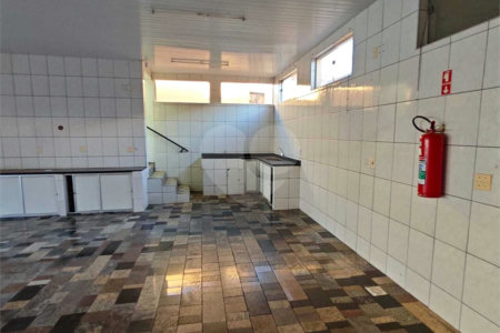 ?Oportunidade Única em São Carlos: Salão Comercial + Casa Independente nos Fundos – Ideal para Investidores!