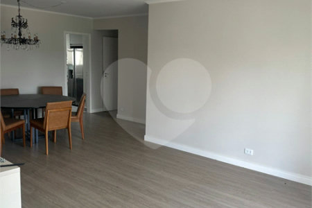 Apartamento à venda no Campo Belo- Para reforma