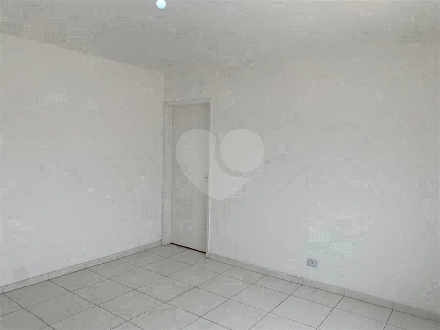 Casa espaçosa com 3 quartos, suíte, quintal e 2 vagas na Vila Santa Catarina