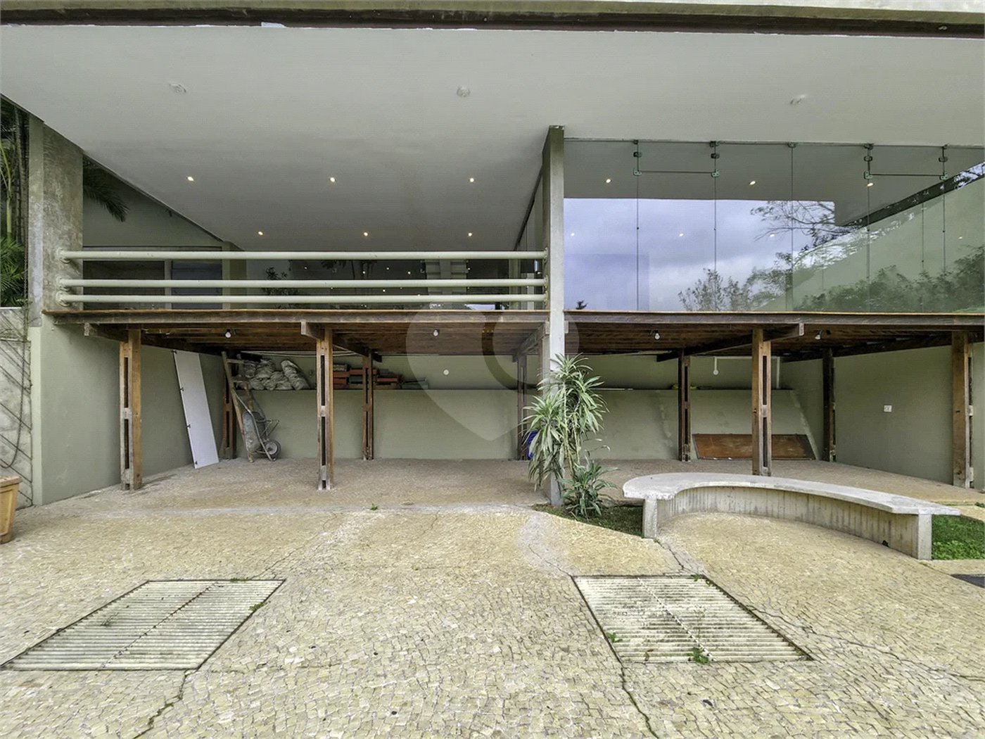 CASA EM RUA FECHADA NA REGIÃO DO MORUMBI / REGIÃO DO CLUBE PAINEIRAS