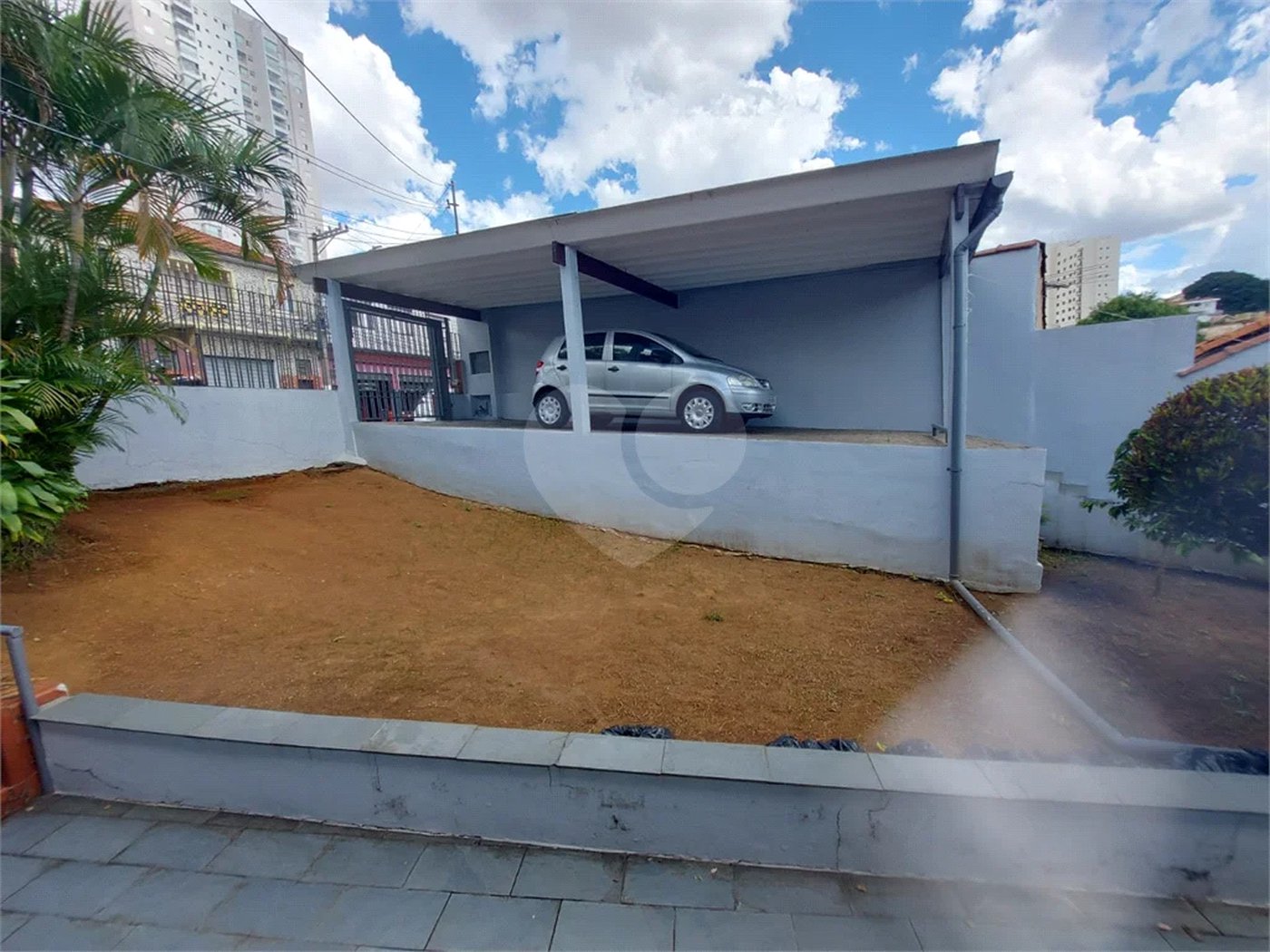 CASA TÉRREA À VENDA NA MOOCA - COM PORTEIRA FECHADA.