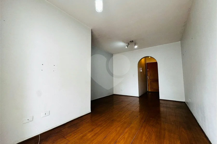 Vende-se Apartamento de 2 Quartos com Sacada na Vila Mascote