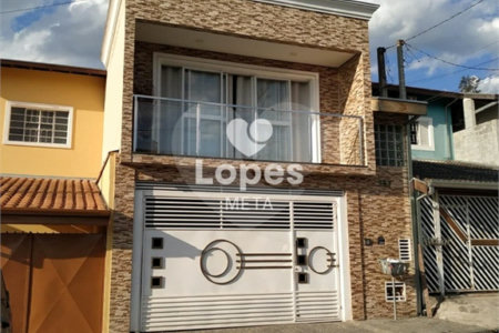 Esta encantadora casa, situada no tranquilo bairro Jardim Bandeirantes, na zona sul de São José dos