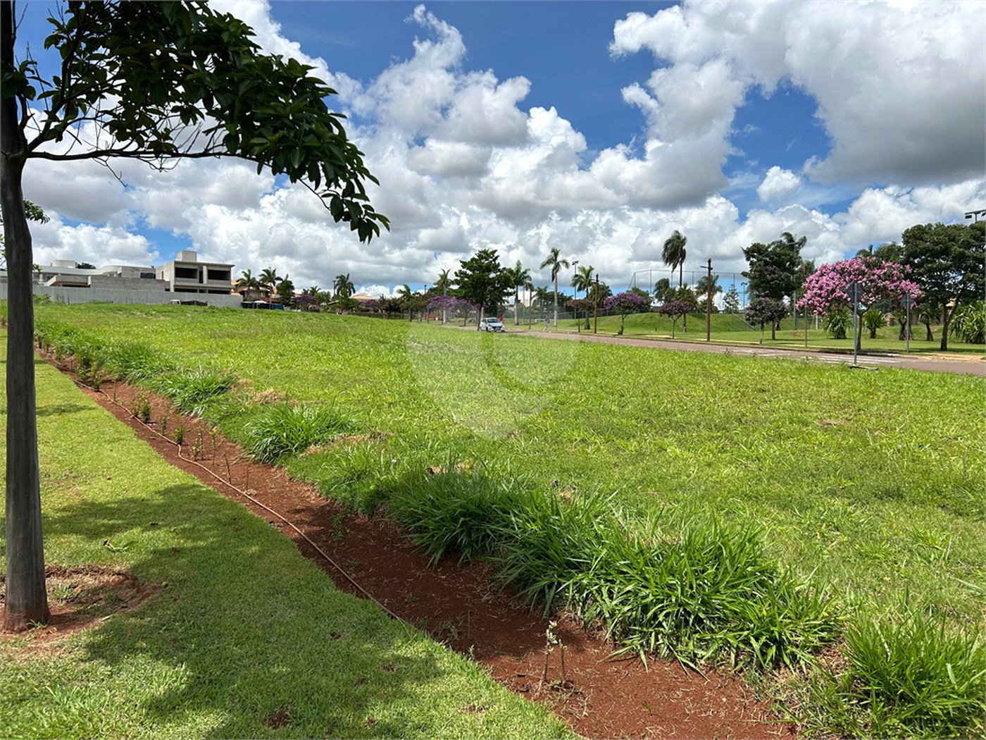 Terreno no condomínio Damha Golf em frente área de lazer com 1.404,40 m²