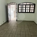 São Paulo - Capital - Bairro Santa Cruz - R4 495.000,00 - Aceita permuta por imóvel na cidade de Indaiatuba- Sp - Sobrado em rua residencial sem saída e com praça particular. O imóvel possui 2 quartos — 1 suíte com dois ambientes e acesso a hall externo. Sala ampla, cozinha com dois ambientes