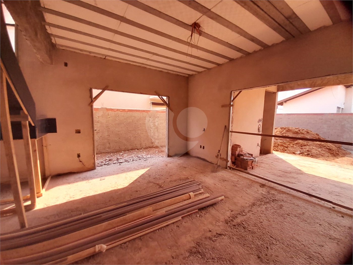 Casa em Construção com Área Gourmet e Piscina no Condomínio Damha II