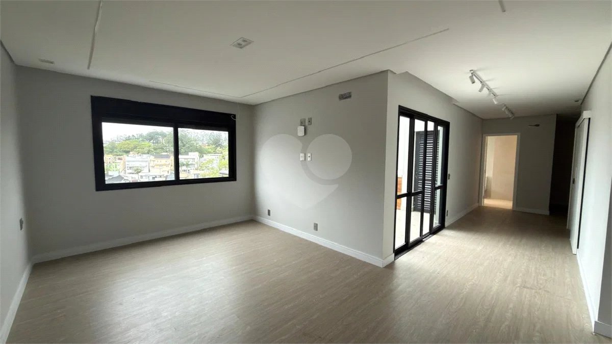 Sobrado de alto padrão no Swiss Park, totalmente reformado, com 4 suítes, piscina, elevador, espaço gourmet, 4 vagas e condomínio com lazer completo.
