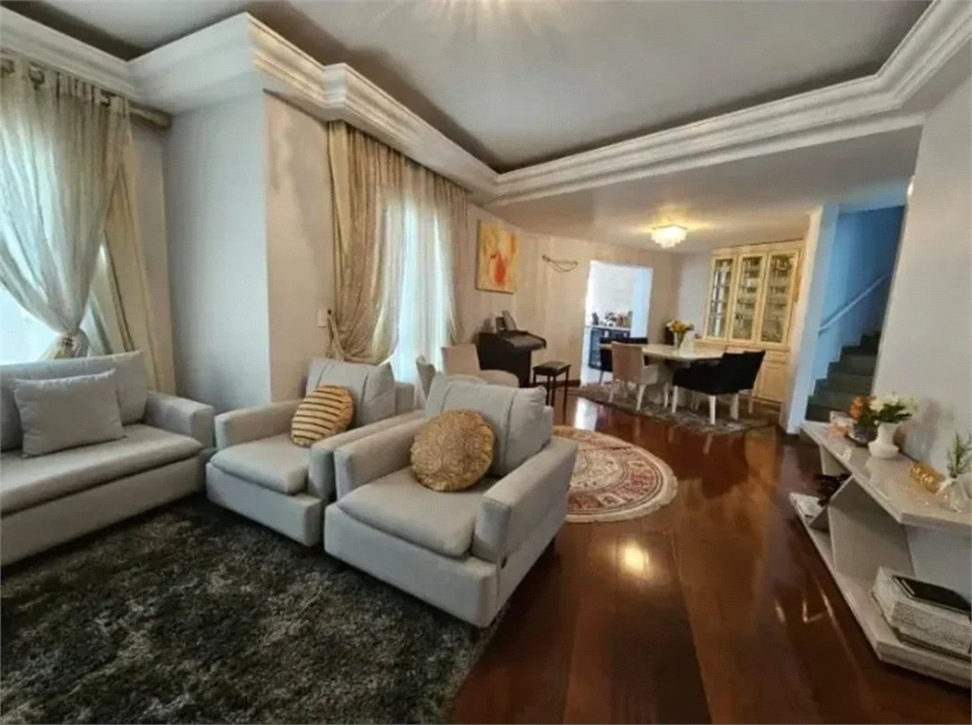 Linda casa em condomínio fechado – conforto, espaço e sofisticação!