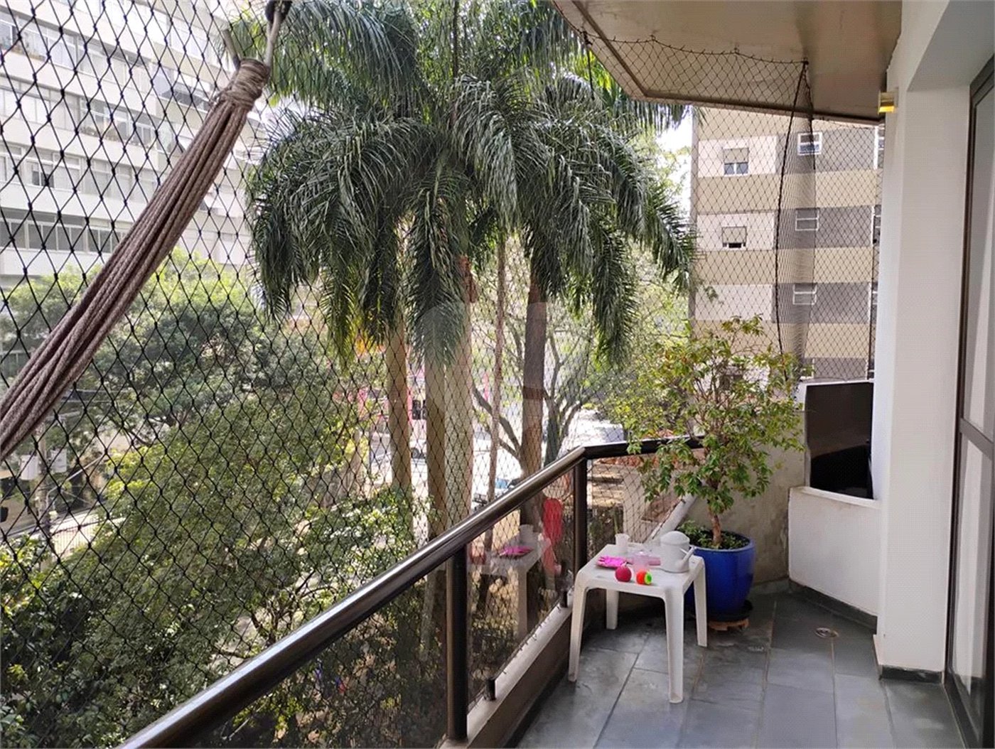 Apartamento reformado , 3 suítes , 3 vagas. Próximo a Avenida Paulista e metrô Brigadeiro . Prédio de construtora renomada. Único !
