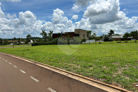 Terreno no condomínio Damha Golf em frente área de lazer com 1.404,40 m²