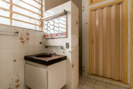 Casa à venda em Moema de 280m² com 4 dormitórios, sendo 1 suíte e 2 vagas de garagem.
