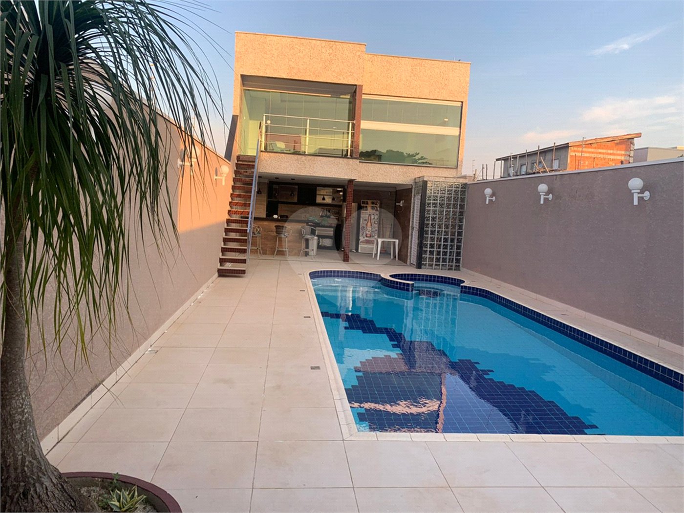 Linda casa Mobiliada e com piscina - Nova Cerejeiras - Atibaia
