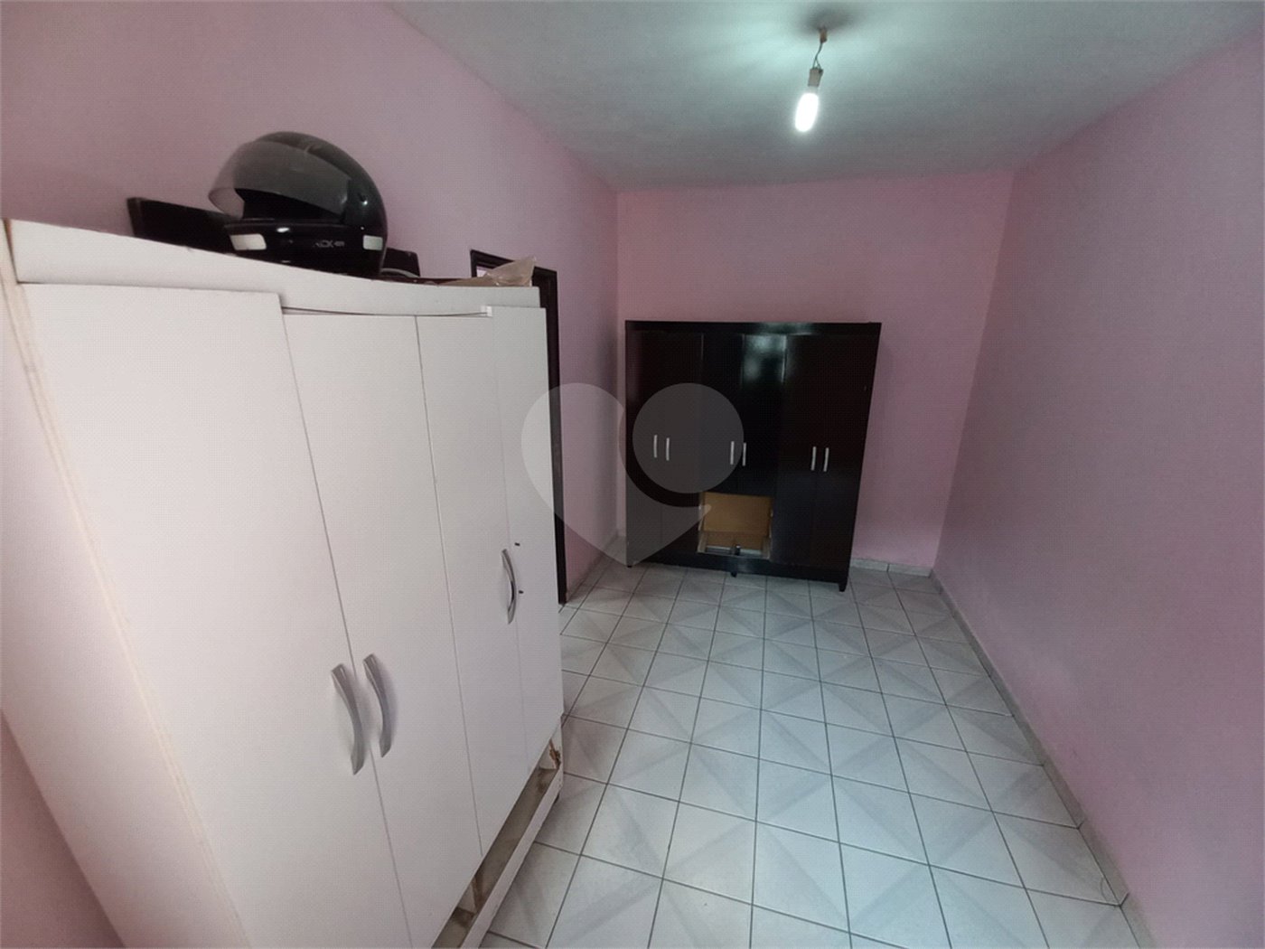 Sobrado à venda com excelente distribuição de espaços
