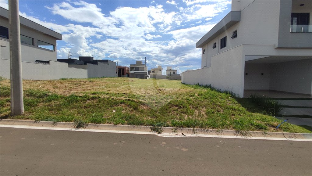 Lote à Venda em São Carlos, no Condomínio Villeneuve I