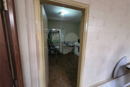 Casa térrea à venda com amplo quintal e grande potencial na Vila Nery