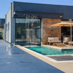 Indaiatuba - Quintas da Terracota - 1252 m² de terreno - casa térrea com 514 m² de área construída -3 vagas de garagem cobertas e 3 descobertas Lavabo - Sala de estar e jantar amplas e integradas - Escritório privativo - Cozinha toda equipada com geladeira, forno, micro-ondas, lava-louças,
