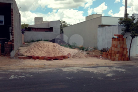 Terreno com 160,00 m² de área total.