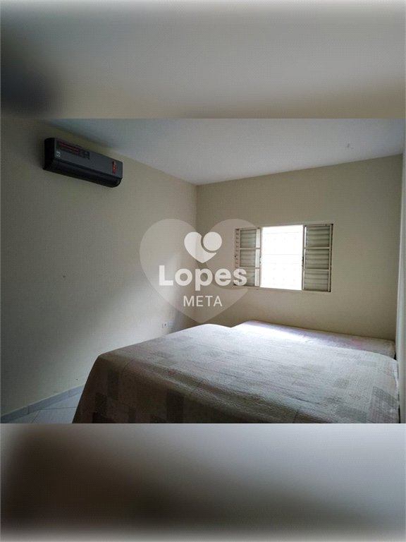 Esta encantadora casa, situada no tranquilo bairro Jardim Bandeirantes, na zona sul de São José dos