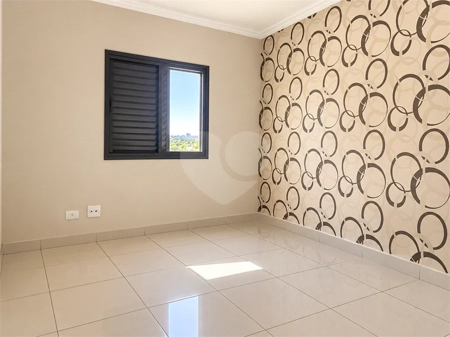 Cobertura de 255 m² com 3 dormitórios, 1 suíte, cozinha planejada, 2 vagas e área gourmet com churrasqueira.