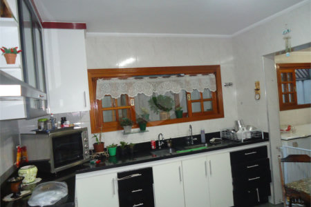 Sobrado com 4 quartos sendo 2 suítes.