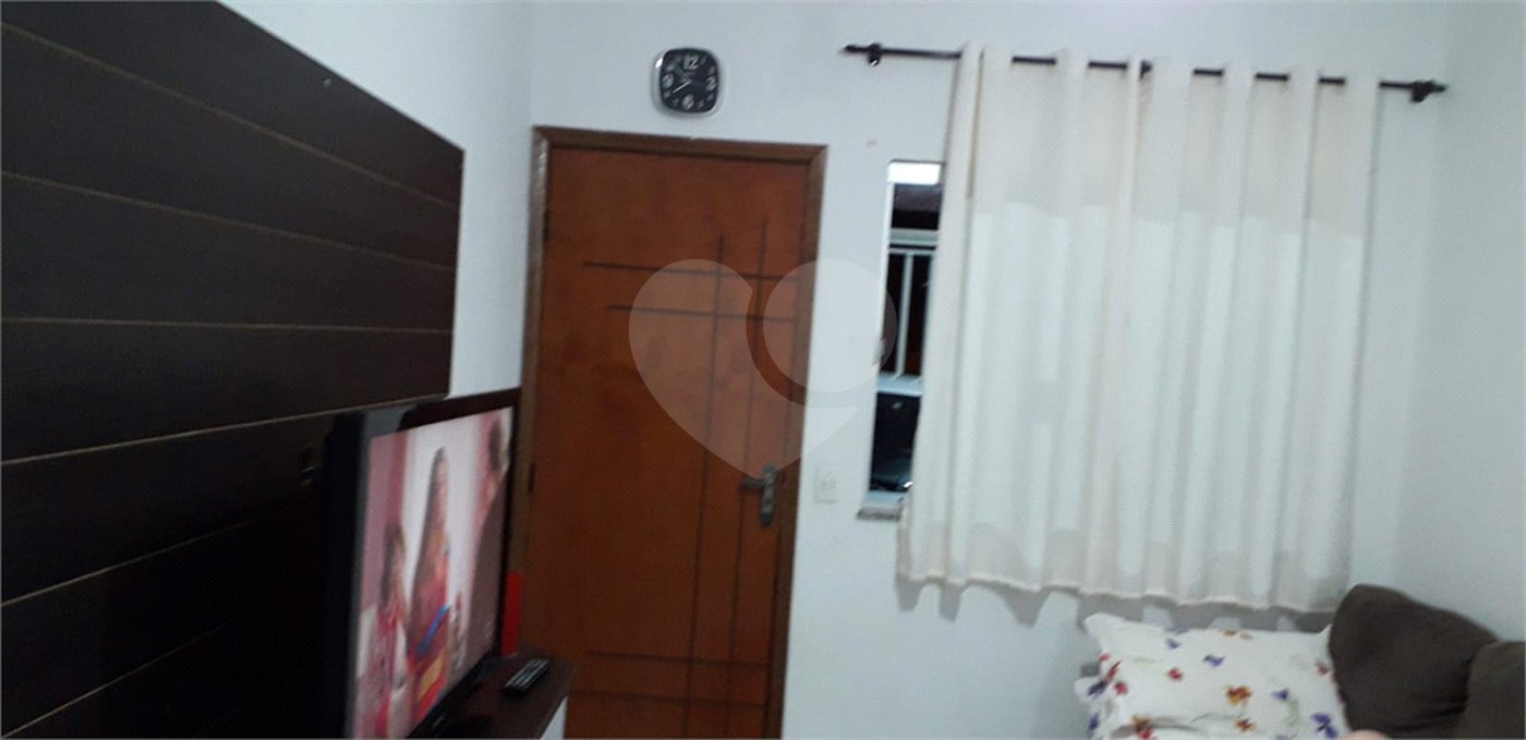 Casa térrea com 3 dormitórios, sendo 1 suíte.