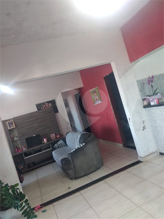Sobrado 3 quartos e área comercial em baixo.
