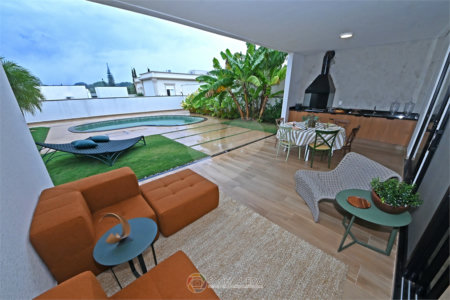 Indaiatuba - SP - Condomínio Helvetia Park - 490 m² Terreno - Sobrado com 307 m² de Área Construída - Escritório com móveis planejados - Sala de estar e jantar ampla e integradas - Cozinha planejada completa, com eletrodomésticos (cooktop, forno, coifa, geladeira, microondas) - Lavanderia