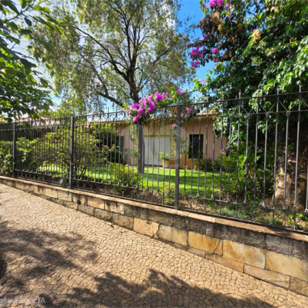 Casa Térrea 5 quartos bem localizada com piscina.