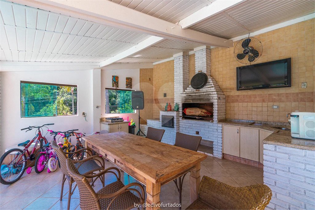 Casa à venda com 4 suítes no condomínio Vale da Santa Fé, Vinhedo - SP