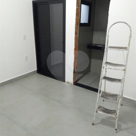 Casa térrea a venda no Jd Sabias! 2 dormitórios sendo 1 suíte com 1 vaga de garagem - Forro de drywall - Água fria e quente - Porcelanato 80x80 na casa toda - Esquadrias pretas - Marmoraria toda em pedra preto negresco - Portão automático -Jardim dos Sabiás tem rápido acesso para rodovia