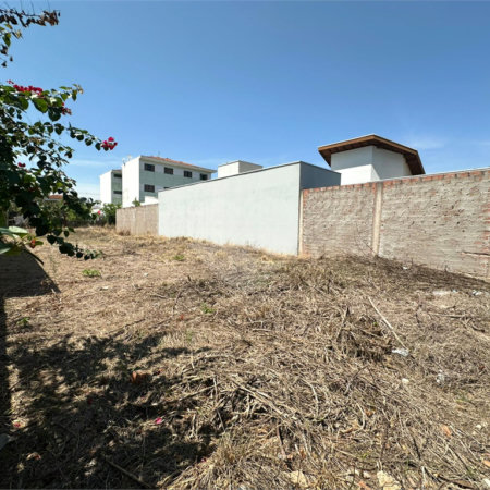 Terreno a venda na Vila Brasília