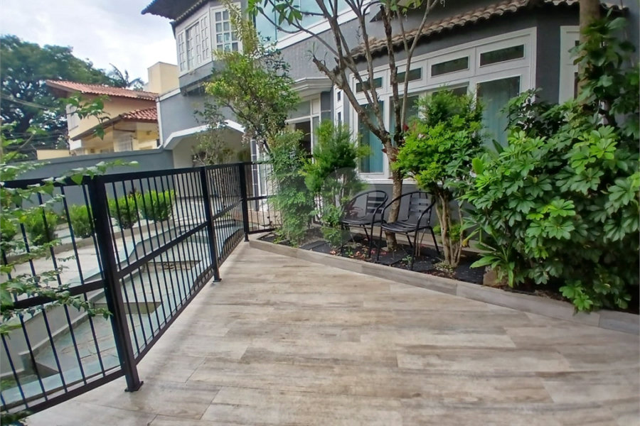 Oportunidade No Alto de Pinheiros Ótimo Sobrado com 352m² de A.C, frente para uma bela Praça.