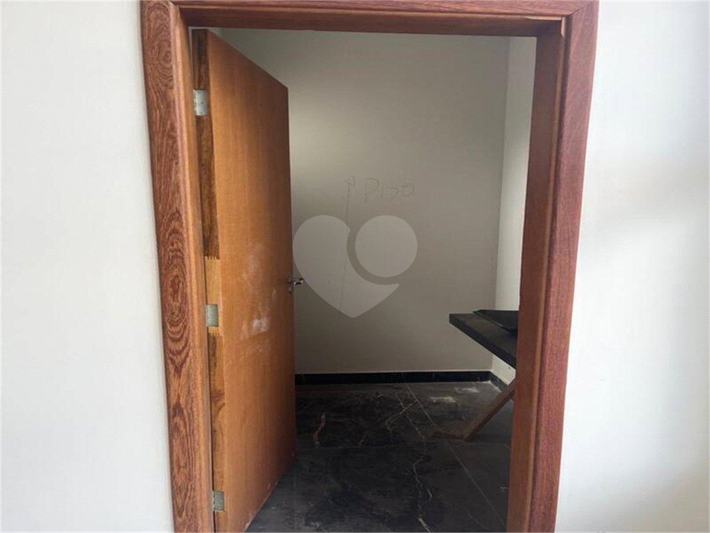 Indaiatuba - Condominio Jardins di Roma - Venda -Locação 0 R$ 10.000,00 mais encargos - condominio - R$ 650,00 - IPTU - R$ 230,00 - Terreno 300ms - construido 170 metros quadrados - Terrea - 3 quartos, uma suíte e uma demi suite , 4 banheiros , piscina - Preparado para água quente até a piscina!!