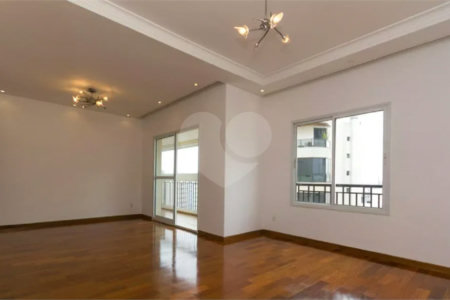 Cobertura duplex à venda na Mooca de 277m² com 3 dormitórios, 1 suíte e 3 vagas.
