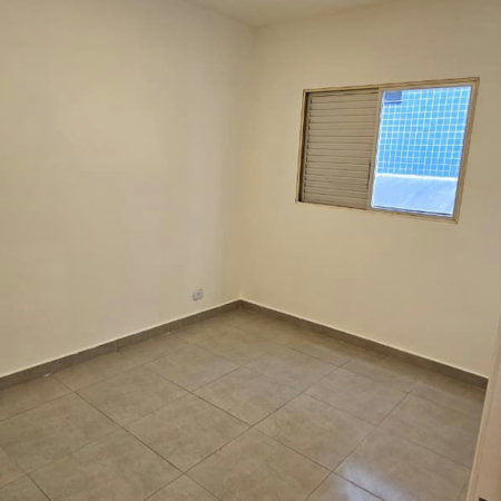 Apartamento de 01 Dormitório na Vila Caiçara — 200 m do Mar