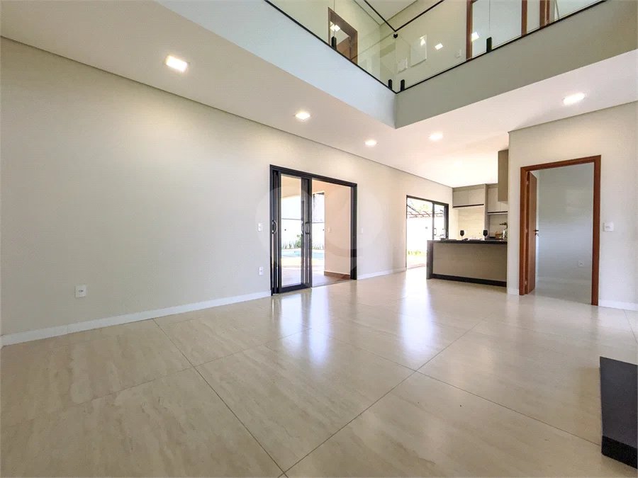 Indaiatuba - Condomínio Milano - Sobrado - 350 m² de terreno - 240 m² de área construída - 4 vagas de garagem, sendo 2 cobertas - Salas de estar e jantar integradas - 3 suítes com closet e varanda no pavimento superior - Escritório no térreo - Espaço gourmet com churrasqueira - Banheiro externo