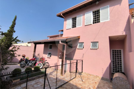 Casa à Venda no Santa Marta com 3 Suítes e Piscina